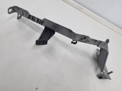 Ślizg Audi A4 B8 07-11r. przedlift lewe mocowanie uchwyt podpora błotnika przedniego 8k0821135 Ślizg Audi A4 B8 07-11r. przedlift lewe mocowanie uchwyt podpora błotnika przedniego 8k0821135