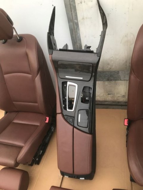 Fotele BMW 5 F10 SEDAN 10-17r. boczki drzwi tapicerki z roletami podłokietnik tunel kanapa kompletne wnętrze brązowe