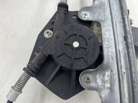 Podnośnik szyb Mitsubishi Colt VI 6 Z30 3Drzwi 04-12r. prawy przedni silniczek mechanizm 2pin 5713a136 Podnośnik szyb Mitsubishi Colt VI 6 Z30 3Drzwi 04-12r. prawy przedni silniczek mechanizm 2pin 5713a136