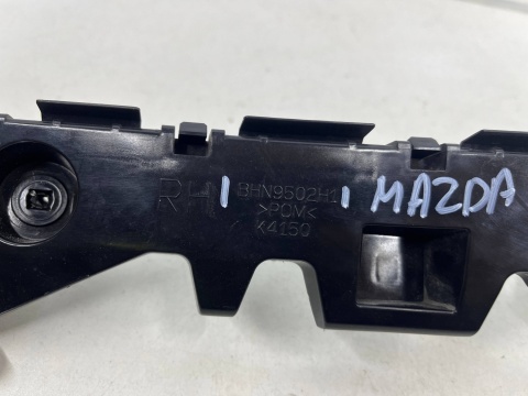 Ślizg Mazda 3 III BM 13-18r. tylne prawe mocowanie zderzaka wspornik uchwyt bhn9502h1 Ślizg Mazda 3 III BM 13-18r. tylne prawe mocowanie zderzaka wspornik uchwyt bhn9502h1