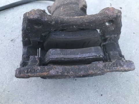 Zacisk hamulcowy Dacia Logan 1 I 04-12r lewe przednie jarzmo mocowanie Zacisk hamulcowy Dacia Logan 1 I 04-12r lewe przednie jarzmo mocowanie