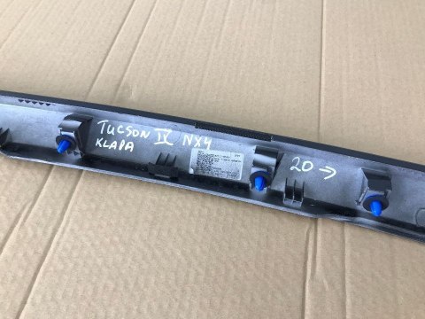 Listwa Hyundai Tucson 4 IV 20r.- blenda nakładka klapy bagażnika nad światłem 87311-N7000 Listwa Hyundai Tucson 4 IV 20r.- blenda nakładka klapy bagażnika nad światłem 87311-N7000