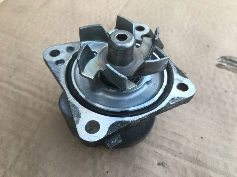 Pompa wody Mitsubishi ASX I Lancer VIII 10r.- 1.6b 16v benzyna kod silnika 4A92 Pompa wody Mitsubishi ASX I Lancer VIII 10r.- 1.6b 16v benzyna kod silnika 4A92