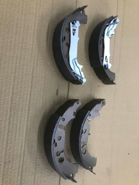 Szczęki hamulcowe Citroen Nemo Bipper Fiorino III Qubo Punto Adam Corsa D Corsa E NOWY tylny zestaw szczęk tył komplet BREMBO s2