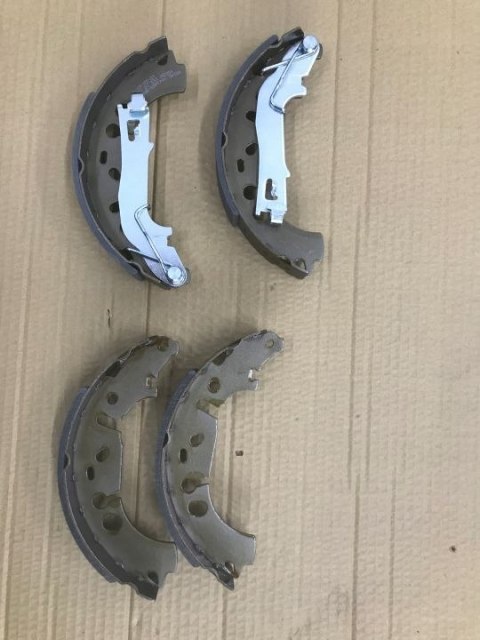 Szczęki hamulcowe Citroen Nemo Bipper Fiorino III Qubo Punto Adam Corsa D Corsa E NOWY tylny zestaw szczęk tył komplet BREMBO s2