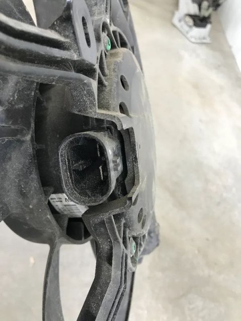 Wentylator chłodnicy Citroen C2 C3 C4 Cactus DS3 Peugeot 2008 207 208 301 308 Crossland 13-19r. wiatrak 9801666680 Wentylator chłodnicy Citroen C2 C3 C4 Cactus DS3 Peugeot 2008 207 208 301 308 Crossland 13-19r. wiatrak 9801666680