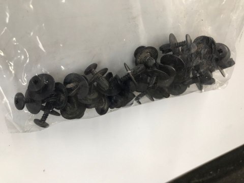 Wygłuszenie maski BMW E65 E66 E67 E68 01-08r. wygłuszka osłona mata podbitka maski Wygłuszenie maski BMW E65 E66 E67 E68 01-08r. wygłuszka osłona mata podbitka maski