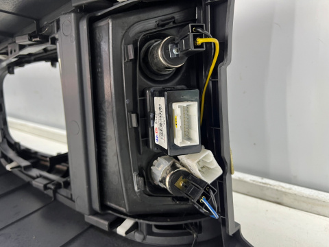 Tunel środkowy Hyundai i30 I FD 07-12r. obudowa konsola kokpit miejsce na kubki AUX USB 84671-2R000 Tunel środkowy Hyundai i30 I FD 07-12r. obudowa konsola kokpit miejsce na kubki AUX USB 84671-2R000