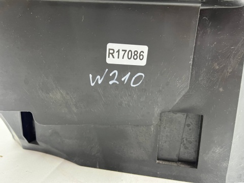 Skrzynka bezpieczników Mercedes w210 95-02r. 3.2 v6 obudowa komputera silnika pokrywa zaślepka 2105400082 Skrzynka bezpieczników Mercedes w210 95-02r. 3.2 v6 obudowa komputera silnika pokrywa zaślepka 2105400082