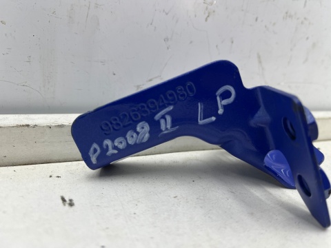 Mocowanie błotnika Peugeot 2008 II 19r.- lewe przednie DOLNE mocowanie błotnika wspornik podpora lewy przód NOWE 9826394980 Mocowanie błotnika Peugeot 2008 II 19r.- lewe przednie DOLNE mocowanie błotnika wspornik podpora lewy przód NOWE 9826394980