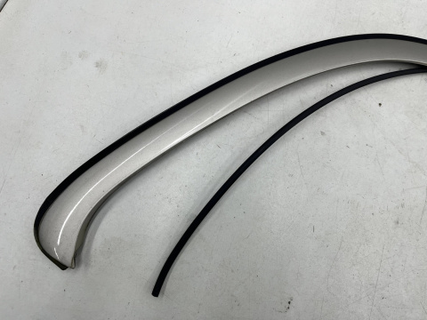Listwa Mercedes w210 95-02r. KOMBI prawa tylna boczna nakładka karoseryjna ozdobna obramówka szyby bagażnika Listwa Mercedes w210 95-02r. KOMBI prawa tylna boczna nakładka karoseryjna ozdobna obramówka szyby bagażnika