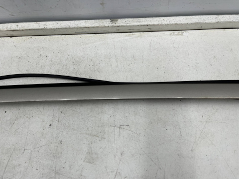 Listwa Mercedes w210 95-02r. KOMBI prawa tylna boczna nakładka karoseryjna ozdobna obramówka szyby bagażnika Listwa Mercedes w210 95-02r. KOMBI prawa tylna boczna nakładka karoseryjna ozdobna obramówka szyby bagażnika