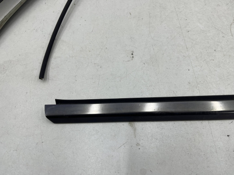Listwa Mercedes w210 95-02r. KOMBI prawa tylna boczna nakładka karoseryjna ozdobna obramówka szyby bagażnika Listwa Mercedes w210 95-02r. KOMBI prawa tylna boczna nakładka karoseryjna ozdobna obramówka szyby bagażnika