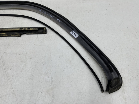 Listwa Mercedes w210 95-02r. KOMBI prawa tylna boczna nakładka karoseryjna ozdobna obramówka szyby bagażnika Listwa Mercedes w210 95-02r. KOMBI prawa tylna boczna nakładka karoseryjna ozdobna obramówka szyby bagażnika