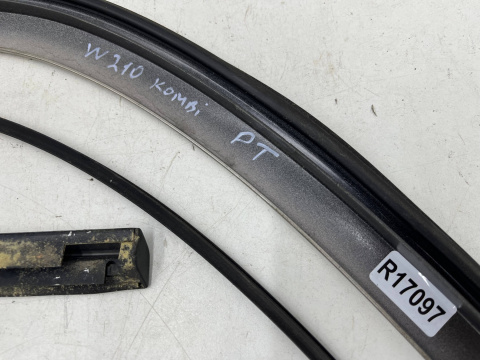 Listwa Mercedes w210 95-02r. KOMBI prawa tylna boczna nakładka karoseryjna ozdobna obramówka szyby bagażnika Listwa Mercedes w210 95-02r. KOMBI prawa tylna boczna nakładka karoseryjna ozdobna obramówka szyby bagażnika