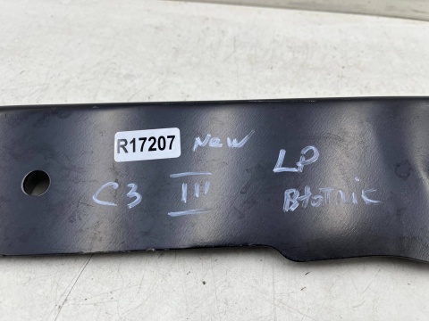 Mocowanie błotnika Citroen C3 III 16-24r. lewe przednie górne mocowanie błotnika wspornik podpora lewy przód NOWE 9811926480 Mocowanie błotnika Citroen C3 III 16-24r. lewe przednie górne mocowanie błotnika wspornik podpora lewy przód NOWE 9811926480