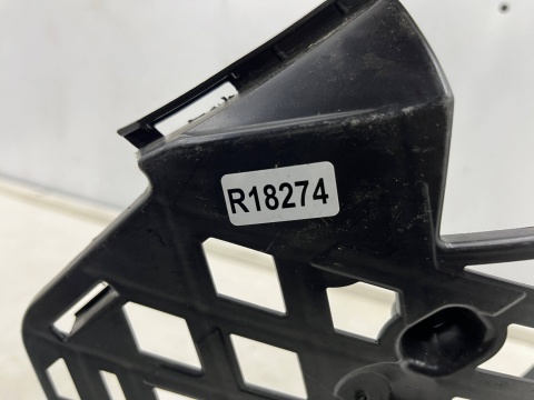 Ślizg VW Passat B8 3g0 14-19r. prawe przednie mocowanie zderzaka wspornik pod reflektor prawy przód 3g0807178 Ślizg VW Passat B8 3g0 14-19r. prawe przednie mocowanie zderzaka wspornik pod reflektor prawy przód 3g0807178