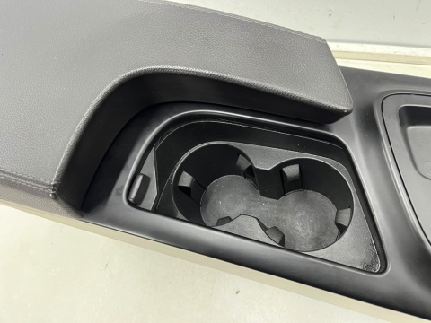 Tunel środkowy Opel Insignia A 08-11r. podłokietnik skórzany aux BEZ usb EUROPA Tunel środkowy Opel Insignia A 08-11r. podłokietnik skórzany aux BEZ usb EUROPA