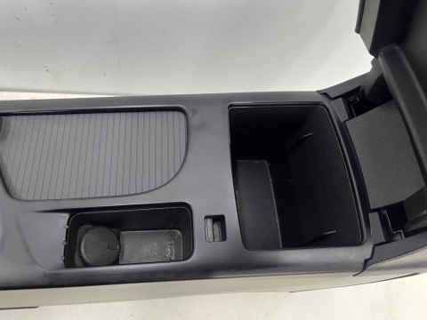 Tunel środkowy Opel Insignia A 08-11r. podłokietnik skórzany aux BEZ usb EUROPA Tunel środkowy Opel Insignia A 08-11r. podłokietnik skórzany aux BEZ usb EUROPA