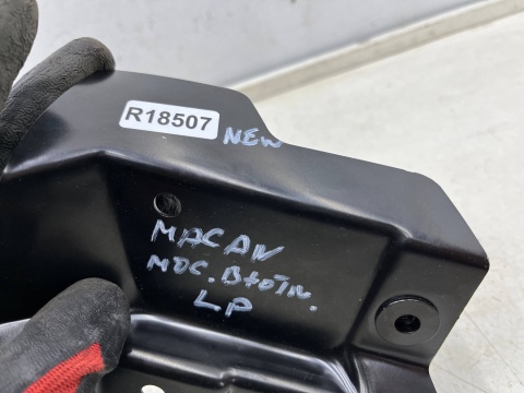 Mocowanie błotnika Porsche Macan I 95b 14r.- lewe przednie mocowanie błotnika wspornik podpora lewy przód 95b821227by Mocowanie błotnika Porsche Macan I 95b 14r.- lewe przednie mocowanie błotnika wspornik podpora lewy przód 95b821227by