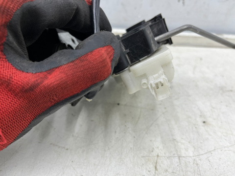 Zamek klapy bagażnika Mazda 2 I DY 02-07r. mechanizm Zamek klapy bagażnika Mazda 2 I DY 02-07r. mechanizm