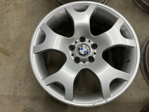 Felga BMW X5 E53 10jx19 ET45 9jx19 ET48 5x120 DWIE SZEROKOŚCI felgi aluminiowe 19 cali oryginalne Styling 63 KOMPLET 1096228 Felga BMW X5 E53 10jx19 ET45 9jx19 ET48 5x120 DWIE SZEROKOŚCI felgi aluminiowe 19 cali oryginalne Styling 63 KOMPLET 1096228