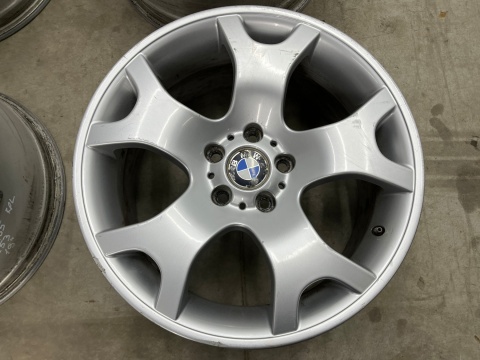 Felga BMW X5 E53 10jx19 ET45 9jx19 ET48 5x120 DWIE SZEROKOŚCI felgi aluminiowe 19 cali oryginalne Styling 63 KOMPLET 1096228 Felga BMW X5 E53 10jx19 ET45 9jx19 ET48 5x120 DWIE SZEROKOŚCI felgi aluminiowe 19 cali oryginalne Styling 63 KOMPLET 1096228