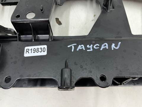 Pas przedni Porsche Taycan 9j 19r.- wzmocnienie poprzeczka mocowanie górne zamka maski łącznik NIEUSZKODZONY 9j1805015a Pas przedni Porsche Taycan 9j 19r.- wzmocnienie poprzeczka mocowanie górne zamka maski łącznik NIEUSZKODZONY 9j1805015a
