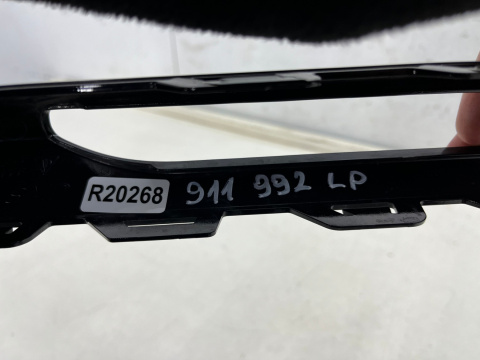 Atrapa Porsche 911 VIII Porsche 992 19r.- kratka zderzaka lewa przednia listwa wlot powietrza lewy przód 992807763 992807763A Atrapa Porsche 911 VIII Porsche 992 19r.- kratka zderzaka lewa przednia listwa wlot powietrza lewy przód 992807763 992807763A