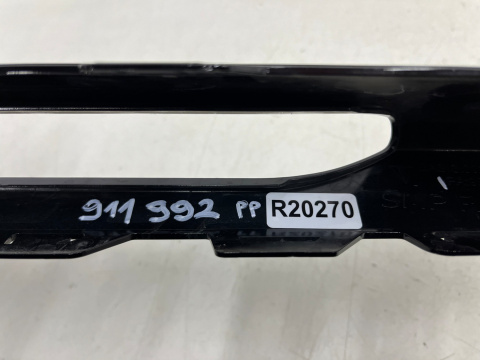 Atrapa Porsche 911 VIII Porsche 992 19r.- kratka zderzaka prawa przednia listwa wlot powietrza prawy przód 992807764 992807764A Atrapa Porsche 911 VIII Porsche 992 19r.- kratka zderzaka prawa przednia listwa wlot powietrza prawy przód 992807764 992807764A