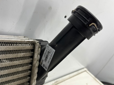 Chłodnica intercoolera Vw Touareg I 7L Touareg II 7p5 Audi Q7 I 4L Porsche Cayenne I 955 Cayenne II 92a powietrza 7p0145804a Chłodnica intercoolera Vw Touareg I 7L Touareg II 7p5 Audi Q7 I 4L Porsche Cayenne I 955 Cayenne II 92a powietrza 7p0145804a