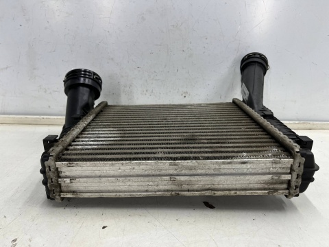 Chłodnica intercoolera Vw Touareg I 7L Touareg II 7p5 Audi Q7 I 4L Porsche Cayenne I 955 Cayenne II 92a powietrza 7p0145804a Chłodnica intercoolera Vw Touareg I 7L Touareg II 7p5 Audi Q7 I 4L Porsche Cayenne I 955 Cayenne II 92a powietrza 7p0145804a