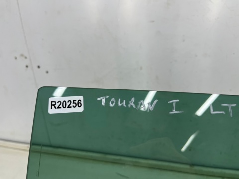 Szyba boczna VW Touran I 1T0 03-15r. lewa tylna z trójkąt drzwi oryginalna lewy tył CIEMNA oryginalnie przyciemniona Szyba boczna VW Touran I 1T0 03-15r. lewa tylna z trójkąt drzwi oryginalna lewy tył CIEMNA oryginalnie przyciemniona