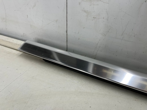 Listwa Porsche Panamera II 971 16-23r. lewa tylna listwa zgarniająca uszczelka zewnętrzna CHROM drzwi lewy tył Listwa Porsche Panamera II 971 16-23r. lewa tylna listwa zgarniająca uszczelka zewnętrzna CHROM drzwi lewy tył