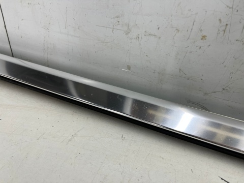 Listwa Porsche Panamera II 971 16-23r. lewa tylna listwa zgarniająca uszczelka zewnętrzna CHROM drzwi lewy tył Listwa Porsche Panamera II 971 16-23r. lewa tylna listwa zgarniająca uszczelka zewnętrzna CHROM drzwi lewy tył