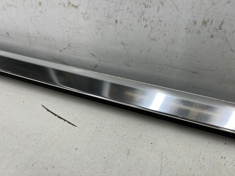 Listwa Porsche Panamera II 971 16-23r. lewa tylna listwa zgarniająca uszczelka zewnętrzna CHROM drzwi lewy tył Listwa Porsche Panamera II 971 16-23r. lewa tylna listwa zgarniająca uszczelka zewnętrzna CHROM drzwi lewy tył