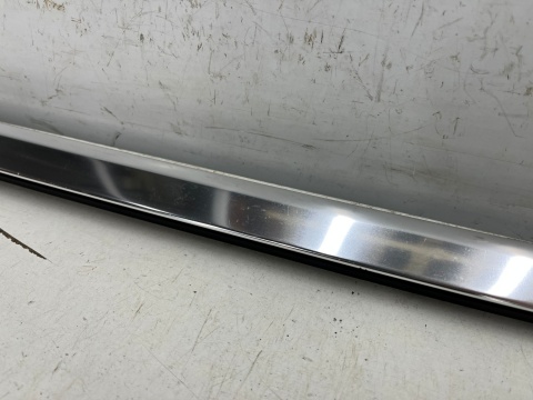 Listwa Porsche Panamera II 971 16-23r. lewa tylna listwa zgarniająca uszczelka zewnętrzna CHROM drzwi lewy tył Listwa Porsche Panamera II 971 16-23r. lewa tylna listwa zgarniająca uszczelka zewnętrzna CHROM drzwi lewy tył
