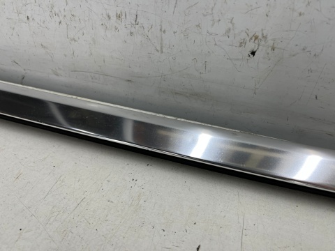 Listwa Porsche Panamera II 971 16-23r. lewa tylna listwa zgarniająca uszczelka zewnętrzna CHROM drzwi lewy tył Listwa Porsche Panamera II 971 16-23r. lewa tylna listwa zgarniająca uszczelka zewnętrzna CHROM drzwi lewy tył
