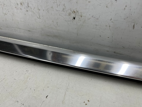 Listwa Porsche Panamera II 971 16-23r. lewa tylna listwa zgarniająca uszczelka zewnętrzna CHROM drzwi lewy tył Listwa Porsche Panamera II 971 16-23r. lewa tylna listwa zgarniająca uszczelka zewnętrzna CHROM drzwi lewy tył