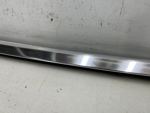 Listwa Porsche Panamera II 971 16-23r. lewa tylna listwa zgarniająca uszczelka zewnętrzna CHROM drzwi lewy tył Listwa Porsche Panamera II 971 16-23r. lewa tylna listwa zgarniająca uszczelka zewnętrzna CHROM drzwi lewy tył