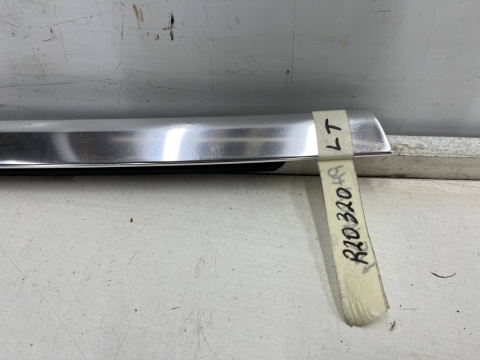 Listwa Porsche Panamera II 971 16-23r. lewa tylna listwa zgarniająca uszczelka zewnętrzna CHROM drzwi lewy tył Listwa Porsche Panamera II 971 16-23r. lewa tylna listwa zgarniająca uszczelka zewnętrzna CHROM drzwi lewy tył