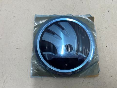 Znaczek Skoda Kodiaq I Karoq 17-19r. NOWY znaczek emblemat na klapę bagażnika ORYGNALNY 565853621a Znaczek Skoda Kodiaq I Karoq 17-19r. NOWY znaczek emblemat na klapę bagażnika ORYGNALNY 565853621a
