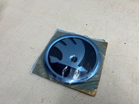 Znaczek Skoda Kodiaq I Karoq 17-19r. NOWY znaczek emblemat na klapę bagażnika ORYGNALNY 565853621a Znaczek Skoda Kodiaq I Karoq 17-19r. NOWY znaczek emblemat na klapę bagażnika ORYGNALNY 565853621a