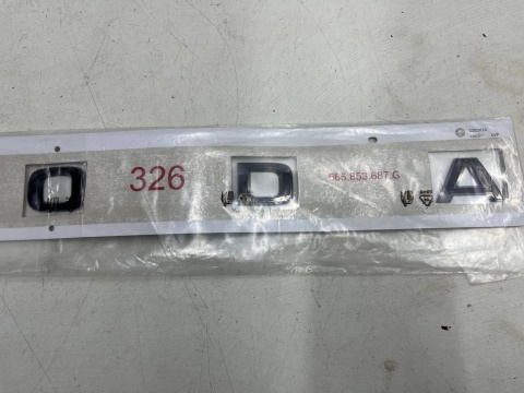 Znaczek Skoda Kodiaq I LIFT 19-24r. NOWY napis znaczek emblemat na klapę bagażnika ORYGNALNY 565853687g Znaczek Skoda Kodiaq I LIFT 19-24r. NOWY napis znaczek emblemat na klapę bagażnika ORYGNALNY 565853687g