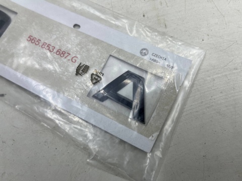 Znaczek Skoda Kodiaq I LIFT 19-24r. NOWY napis znaczek emblemat na klapę bagażnika ORYGNALNY 565853687g Znaczek Skoda Kodiaq I LIFT 19-24r. NOWY napis znaczek emblemat na klapę bagażnika ORYGNALNY 565853687g