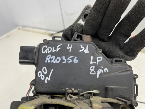 Zamek drzwi VW Passat B5 Golf IV 4 Bora Leon I Octavia I 97-06r. lewy przedni zamek drzwi 8 pin lewy przód Zamek drzwi VW Passat B5 Golf IV 4 Bora Leon I Octavia I 97-06r. lewy przedni zamek drzwi 8 pin lewy przód