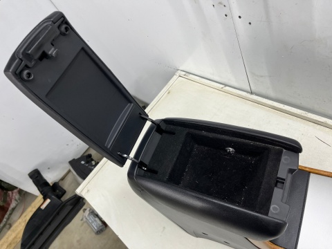 Tunel środkowy Hyundai Grandeur IV 05-11r. podłokietnik uchwyt na kubki 