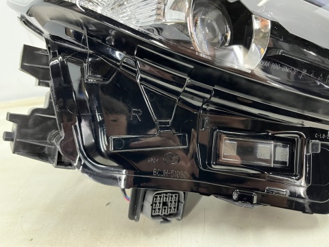 Lampa reflektor Mazda 3 IV BP 19r.- PRAWA przednia LED prawy przód 8 pin EUROPA bcjh-51030 Lampa reflektor Mazda 3 IV BP 19r.- PRAWA przednia LED prawy przód 8 pin EUROPA bcjh-51030