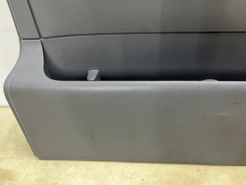 Tapicerka Mercedes Vito Viano W639 LONG 03-14r. lewy boczek środkowy osłona środkowa naprzeciwko drzwi przesuwnych Tapicerka Mercedes Vito Viano W639 LONG 03-14r. lewy boczek środkowy osłona środkowa naprzeciwko drzwi przesuwnych