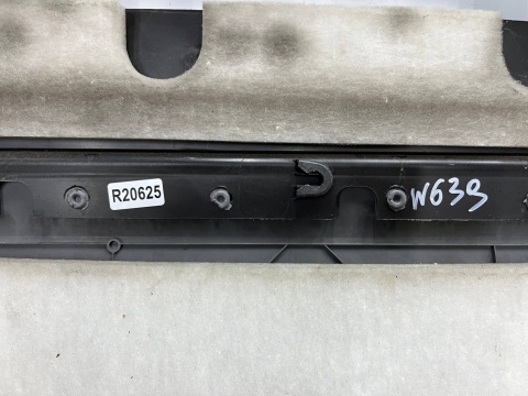 Tapicerka Mercedes Vito Viano W639 LONG 03-14r. lewy boczek środkowy osłona środkowa naprzeciwko drzwi przesuwnych Tapicerka Mercedes Vito Viano W639 LONG 03-14r. lewy boczek środkowy osłona środkowa naprzeciwko drzwi przesuwnych